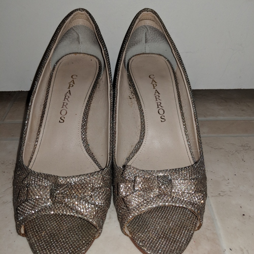 Caparros gold pump